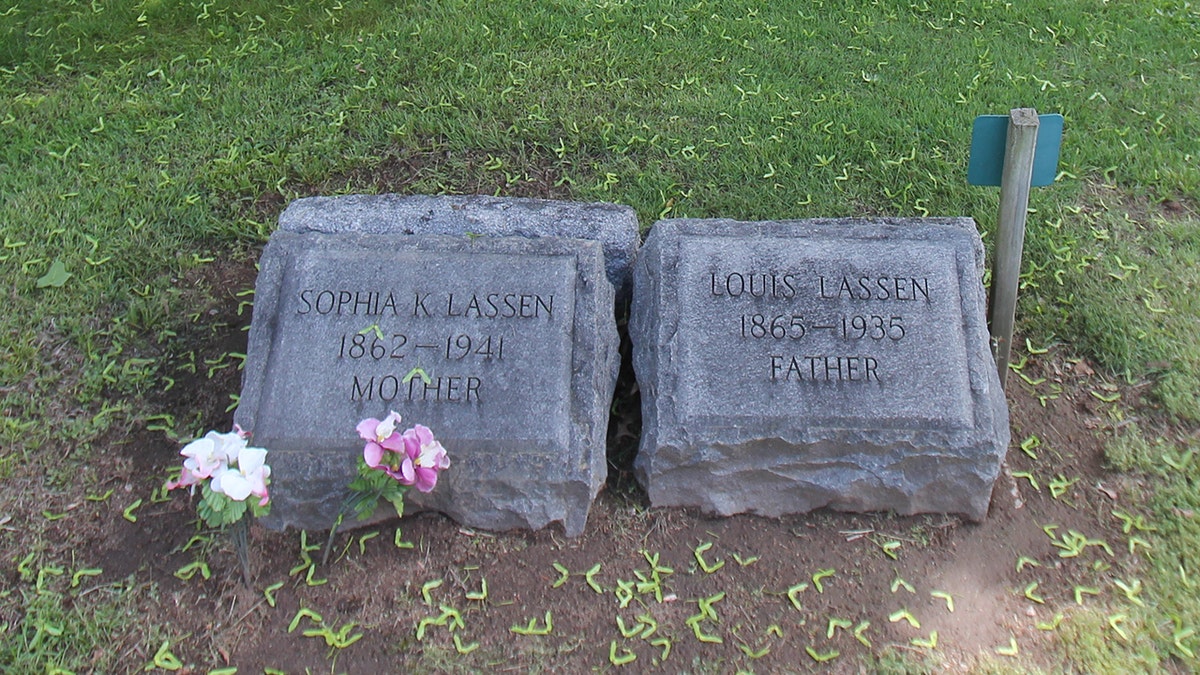 Grave of Louis Lassen